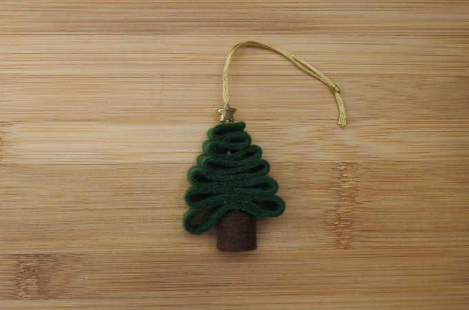 simple felt Christmas tree ornament