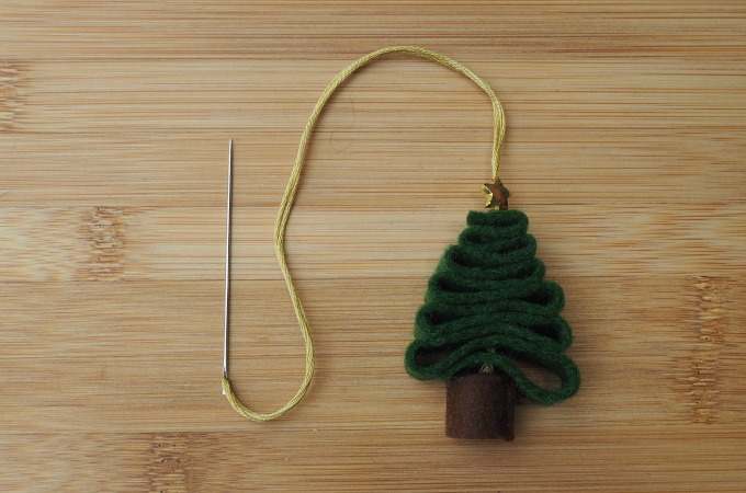 simple felt Christmas tree ornament