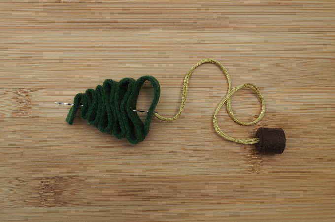 simple felt Christmas tree ornament