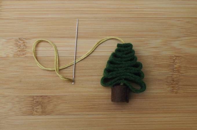 simple felt Christmas tree ornament