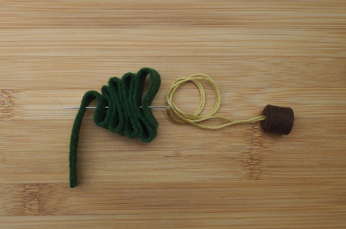 simple felt Christmas tree ornament