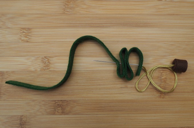 simple felt Christmas tree ornament